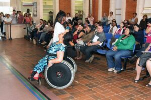 Cláudia De Luca (na cadeira), bailarina certificada pela Unesco em 2015, com a voluntária Jordana Devaston